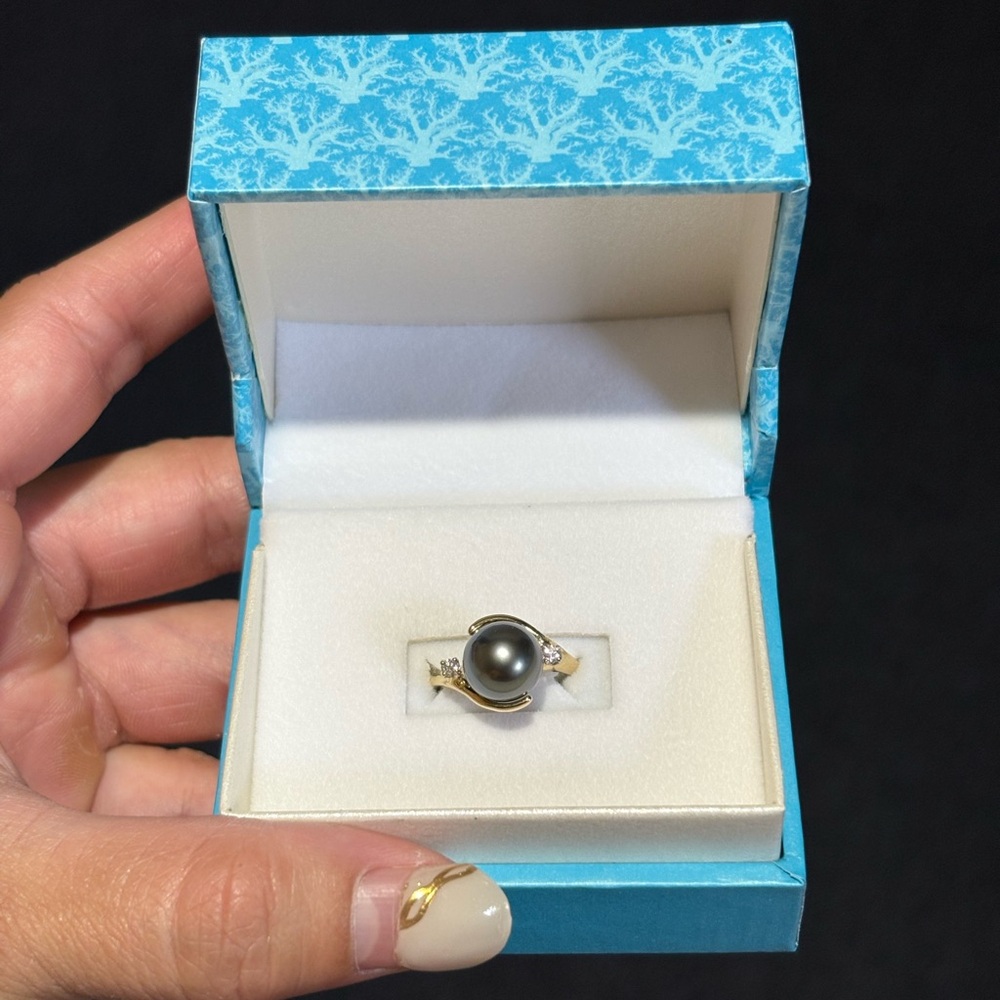 Tahitian pearl with diamonds in 14k gold. Maui Divers ring.
